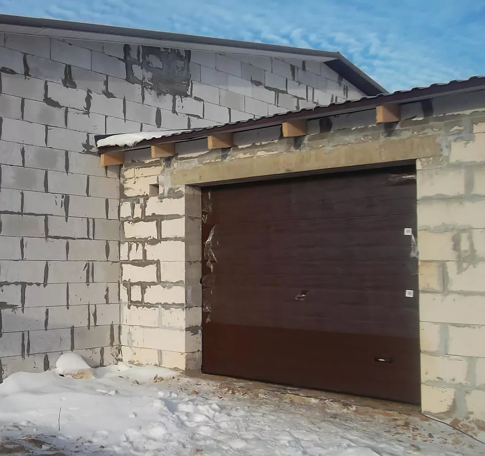Гаражные секционные ворота в Мяделе